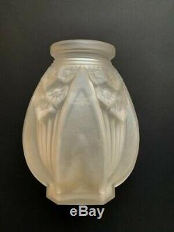 Superbe Vase Epoque Art Deco En Verre Moule De Muller Freres Lunevilles