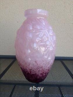 Vase Art Déco, signé André Delatte, en verre rose-violet / Brocante-et-compagnie