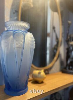 Vase Art déco en verre pressé moulé bleu Signé Espaivet