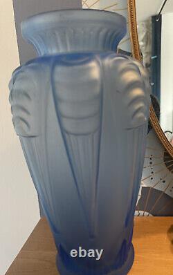 Vase Art déco en verre pressé moulé bleu Signé Espaivet