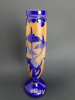 Vase en pâte de verre décor émaillé signé le Verre Français XXème H 31 cm