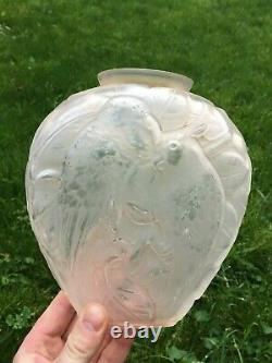 Vase verre moulé aux perroquets Art déco dans le style de Lalique