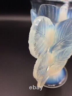 Vase verre moulé pressé opalescent signé Pierre DAvesn modèle Feuilles Art Déco